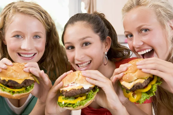 Adolescente ragazze mangiare hamburger — Foto Stock
