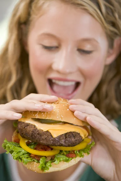 Дівчинка Підліток Їдять Гамбургери — стокове фото