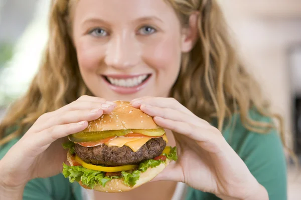 Ragazza Adolescente Mangiare Hamburger — Foto Stock