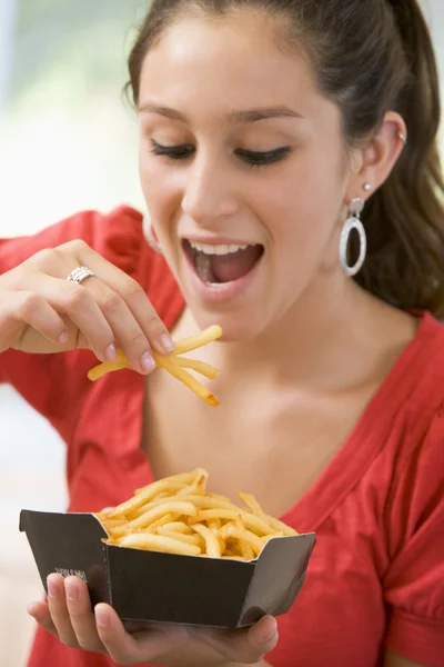 Adolescente ragazza mangiare patatine fritte — Foto Stock