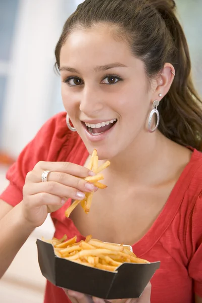 Adolescente Comendo Batatas Fritas — Fotografia de Stock