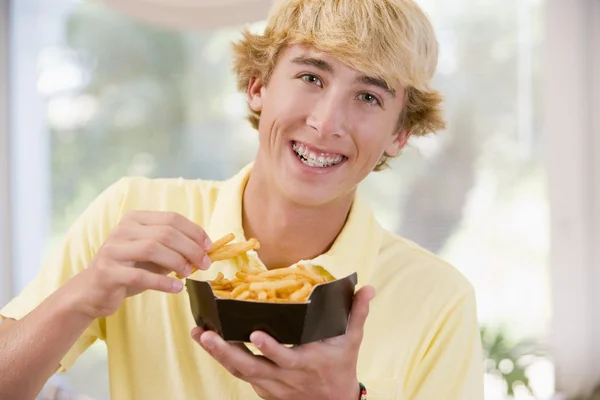 Adolescente Menino Comer Francês Fritos — Fotografia de Stock