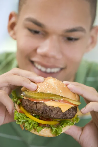 Ragazzo Adolescente Mangiare Hamburger — Foto Stock