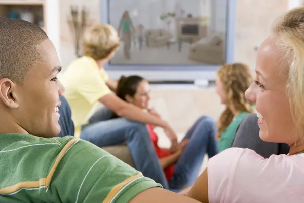 Nastolatki oglądania tv — Zdjęcie stockowe