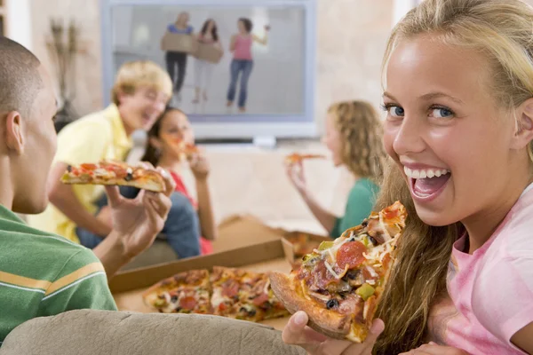Les Adolescents Traînant Devant Télévision Mangent Pizza — Photo