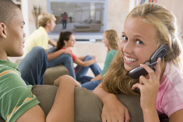 Tonåringar Umgås Framför Med Mobiltelefoner — Stockfoto
