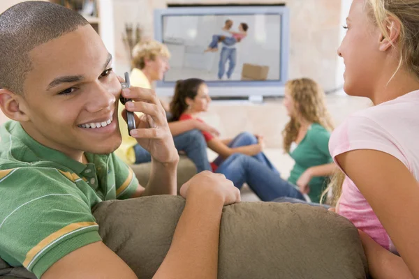 Teenagers Hanging Out Front Television Using Mobile Phones — Stock Photo, Image