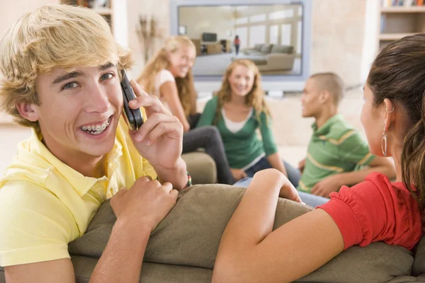 Adolescentes Saindo Frente Televisão Usando Telefones Celulares — Fotografia de Stock