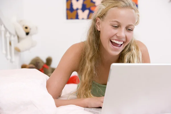 Dizüstü Bilgisayar Kullanarak Onu Yatakta Yatarken Genç Kız — Stok fotoğraf