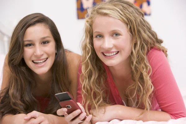 Meninas Adolescentes Deitadas Cama Usando Telefone Móvel — Fotografia de Stock