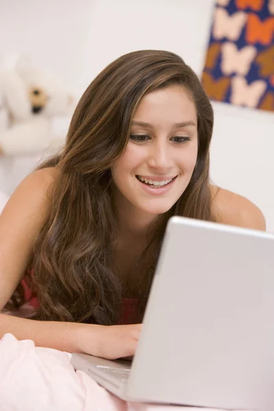 Adolescente Menina Deitada Sua Cama Usando Laptop — Fotografia de Stock