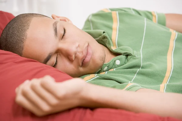 Tonårspojke liggande på sängen — Stockfoto