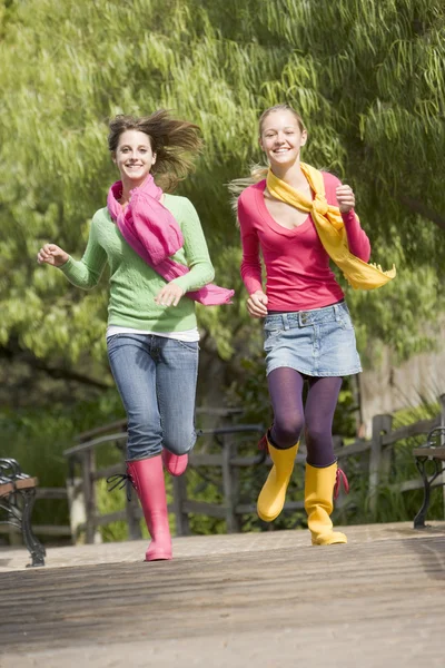 Par Chicas Adolescentes Corriendo Parque — Foto de Stock