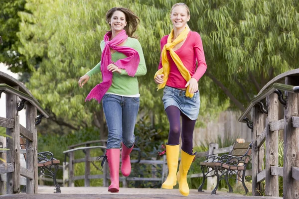 Paar van tienermeisjes joggen in het park — Stockfoto