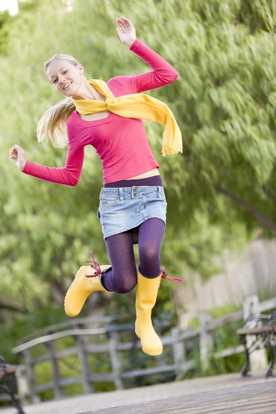 Adolescente menina brincando ao ar livre — Fotografia de Stock