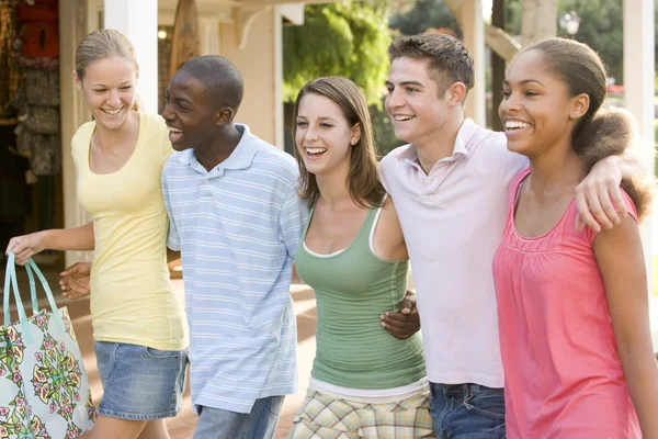Gruppe von Teenagern beim Einkaufen — Stockfoto