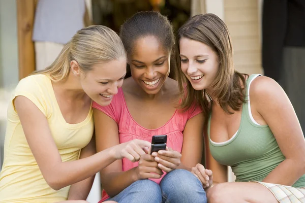 Adolescentes Sentadas Afuera Jugando Con Teléfono Móvil —  Fotos de Stock