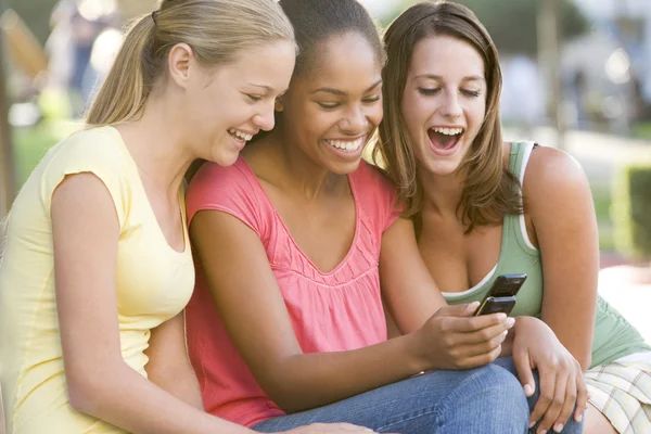 Cep Telefonu Ile Oynarken Dışarıda Oturan Genç Kızlar — Stok fotoğraf