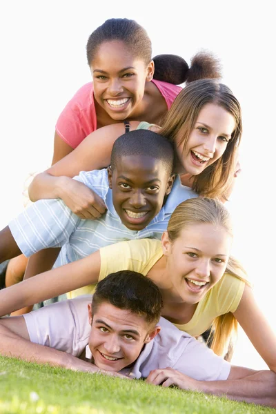 Grupo Adolescentes Divirtiéndose Aire Libre — Foto de Stock