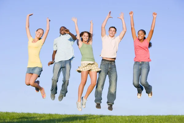 Retrato de um grupo de adolescentes saltando — Fotografia de Stock