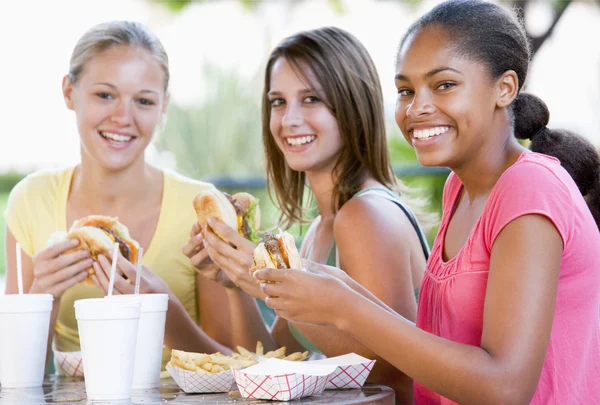 Dospívající Dívky Které Seděly Venku Jíst Fast Food — Stock fotografie
