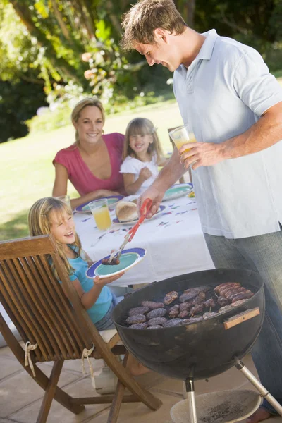 Familie Genieten Van Een Barbecue — Stockfoto