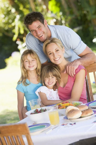Family Enjoying Barbeque — Stock Photo, Image