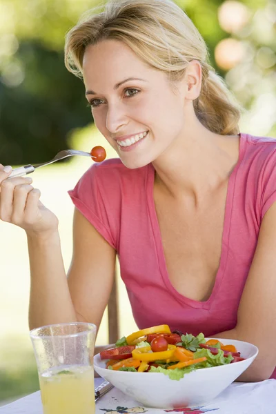 Mujer disfrutando de una ensalada en un jardín —  Fotos de Stock