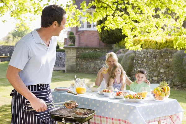 Famiglia godendo di un barbecue — Foto Stock