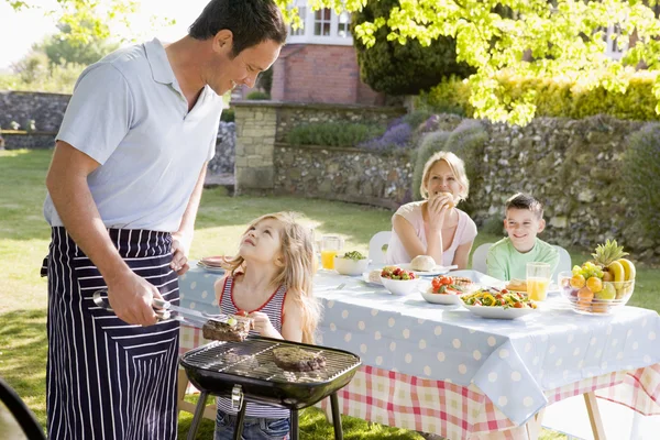 Familie Genieten Van Een Barbecue — Stockfoto
