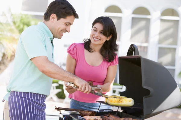 Paar Kocht Auf Dem Grill — Stockfoto