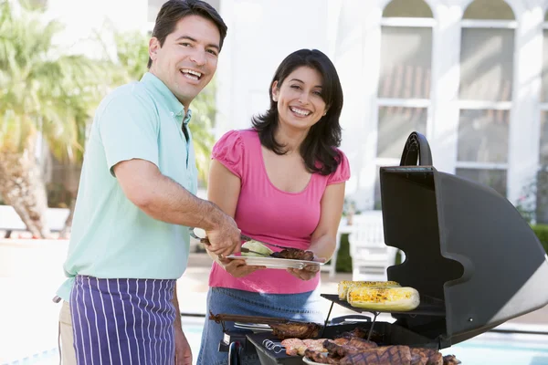 Paar koken op een barbecue — Stockfoto