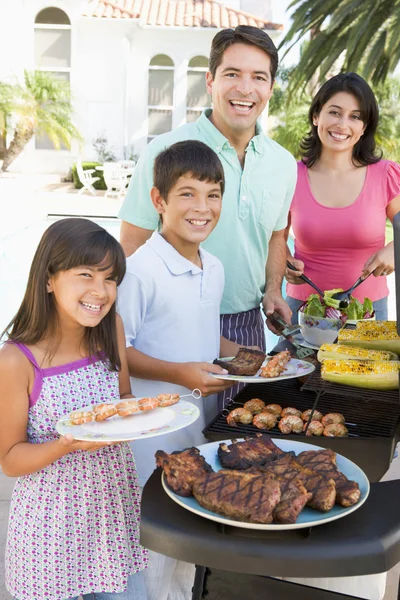 Сім'я насолоджуватися барбекю — стокове фото