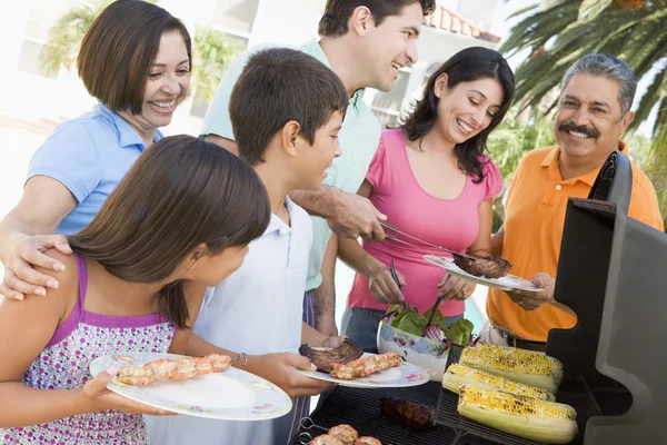 Rodzina spożywająca grill — Zdjęcie stockowe