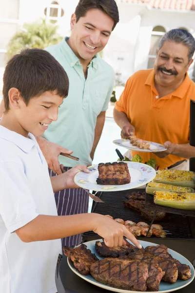 Famiglia godendo di un barbecue — Foto Stock