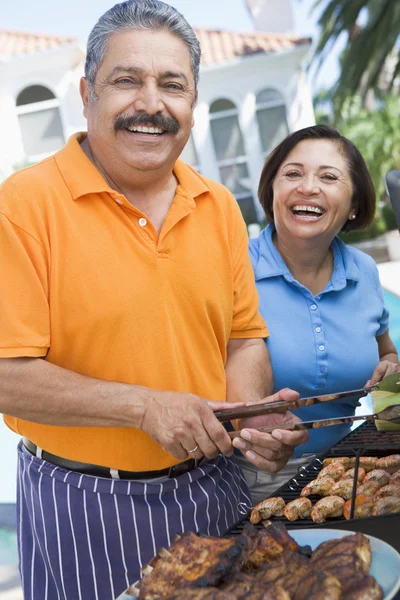 Couple cuisiner sur un barbecue — Photo