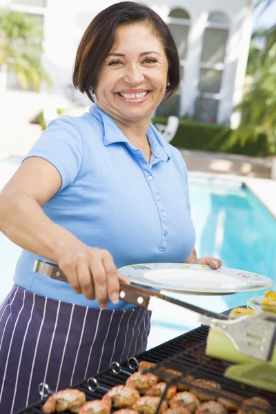 Kvinnan Matlagning Barbeque — Stockfoto
