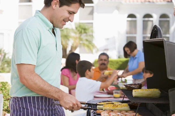 Familie genieten van een barbecue — Stockfoto