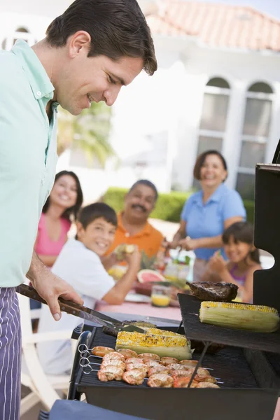 Familjen njuter av en barbeque — Stockfoto