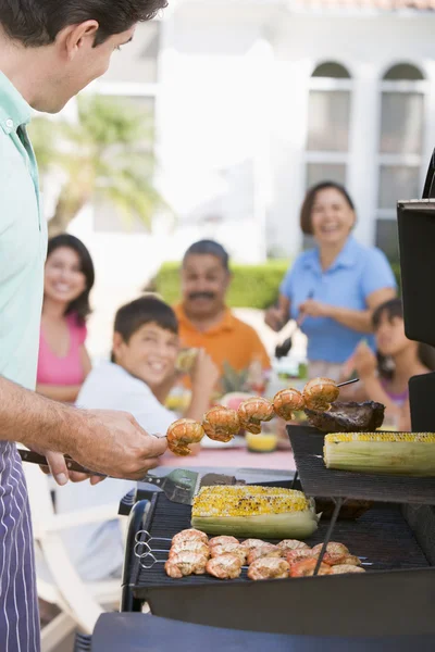 Famiglia Godendo Barbecue — Foto Stock