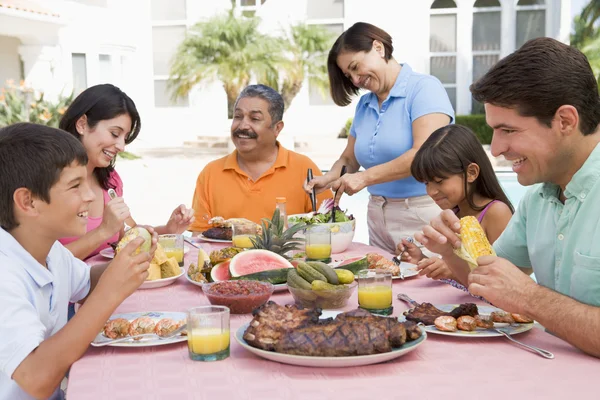 Familia Disfrutando Una Barbacoa — Foto de Stock