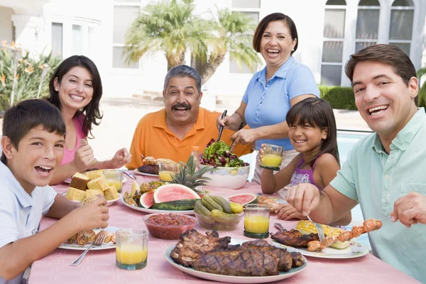 Família desfrutando de um churrasco — Fotografia de Stock