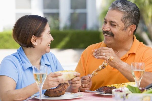 Paar genieten van een maaltijd gebarbecued in de tuin — Stockfoto