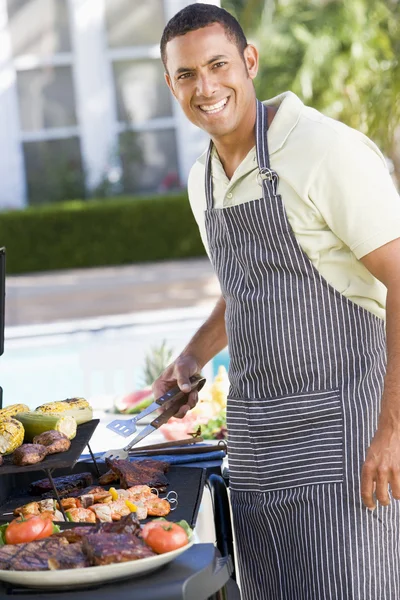 Hombre disfrutando de una comida asada en el jardín — Foto de Stock