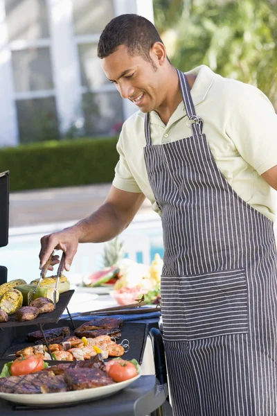Mann grillt im Garten — Stockfoto