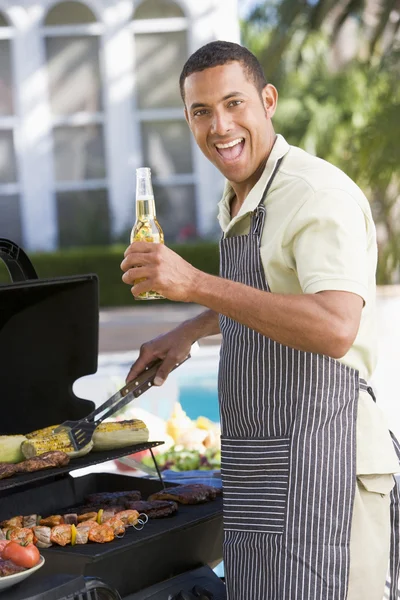Man barbecueën in een tuin — Stockfoto