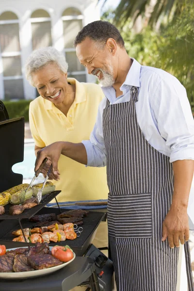 Paar koken op een barbecue — Stockfoto