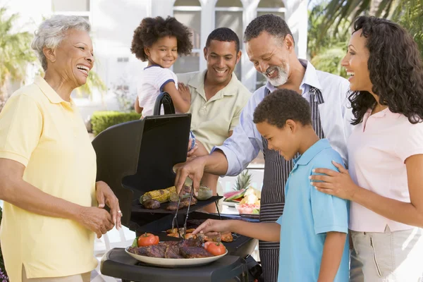 Famille profiter d'un barbecue — Photo