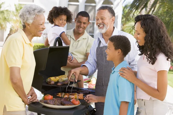 Famille profiter d'un barbecue — Photo