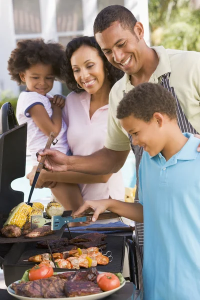 Сім'я насолоджуватися барбекю — стокове фото
